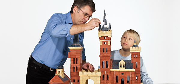 anker-steinbaukasten-father-and-son-building-a-castle-with-anker-stones.jpg Anker-Steinbaukasten-father-and-son-building-a-castle-with-anker-stones.jpg