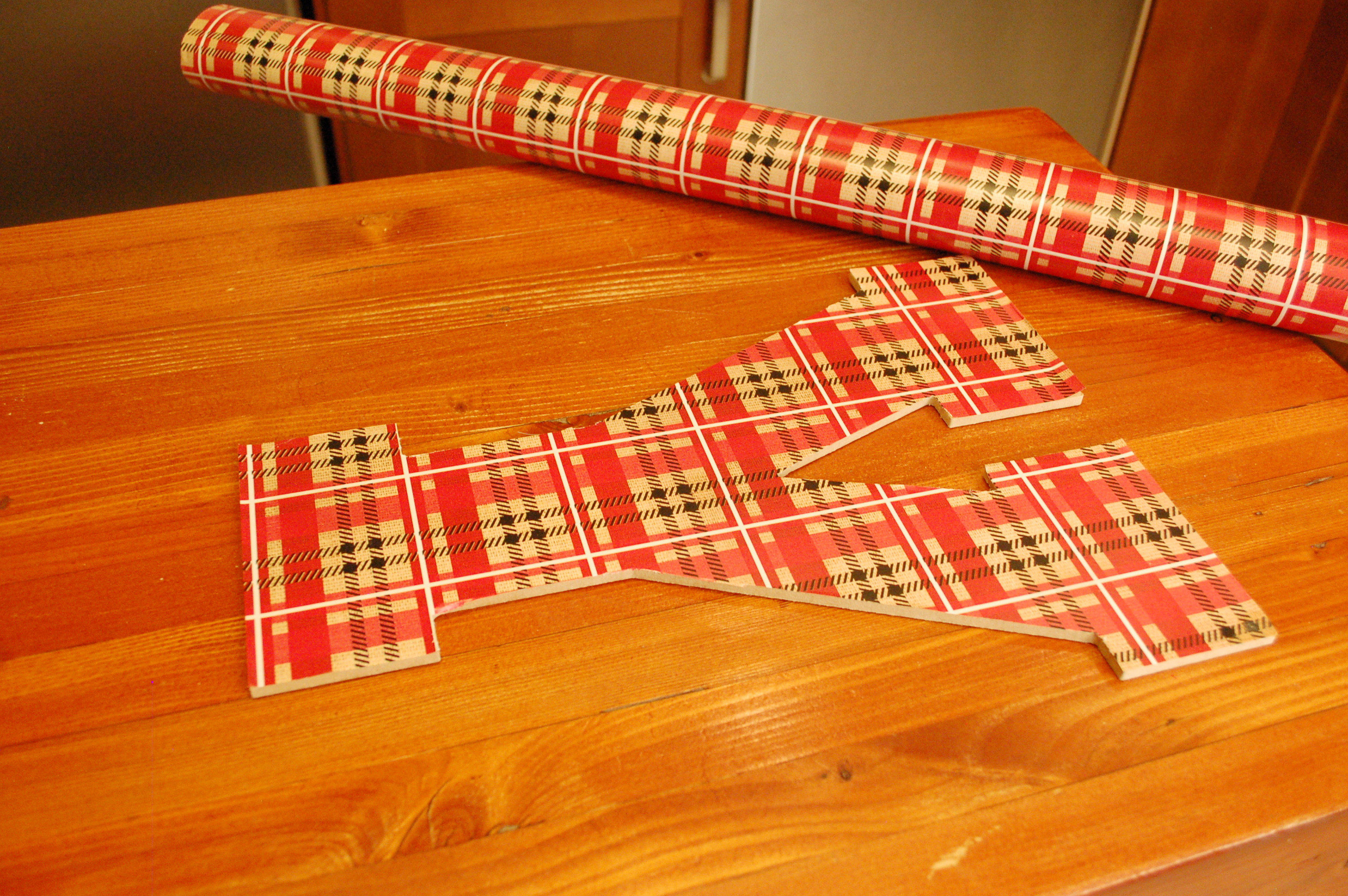 Quick And Easy DIY Christmas Projects JOY Wall Hanging quick-and-easy-diy-christmas-projects-joy-wall-hanging