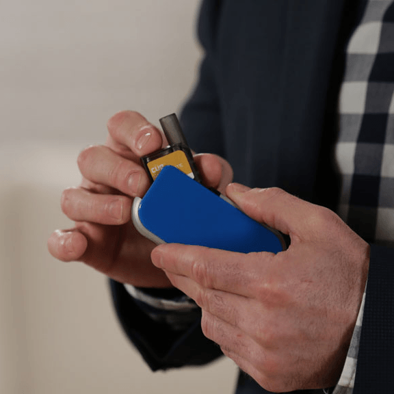 prod-retailer-img.jpg Man changing cartridge