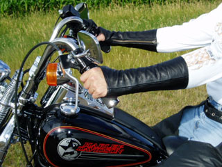 arm-chaps-motorcycle-wrist-gap.jpg arm-chaps-motorcycle-wrist-gap.jpg
